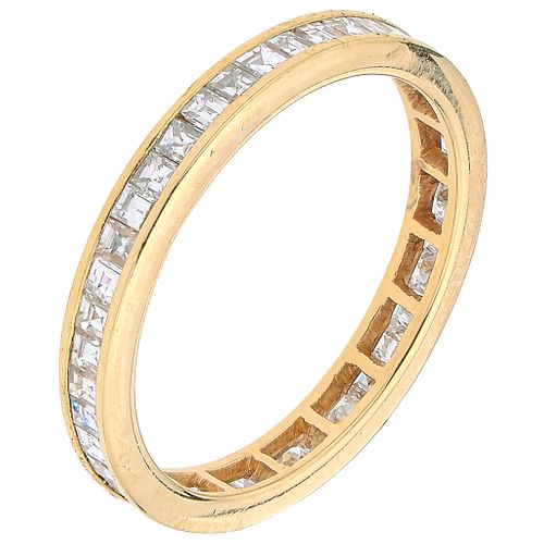 CHURUMBELA CON DIAMANTES EN ORO AMARILLO DE 18K con diamantes corte cuadrado ~1.10 ct. Peso: 2.0 g. Talla: 6 ¾ | ETERNITY RING WITH DIAMONDS IN 18K YE