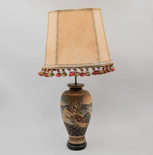 Lámpara/jarrón Origen oriental, SXX. Estilo Satsuma. Para 2 luces. Pantalla de cartón con borlas. 87 cm de altura.