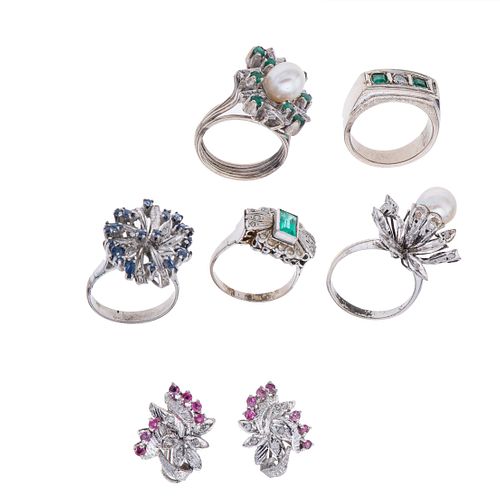 Seis anillos y par de aretes vintage con esmeraldas, zafiros, ribíes, diamantes y perlas en plata paladio y plata .925. 11 esmeraldas.