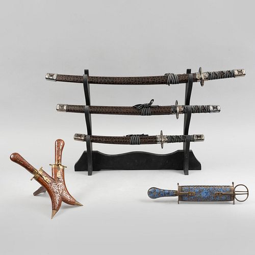 Lote de réplicas de espadas japonesas, abrecartas y cuchillo. China y Medio Oriente, SXX. Consta de Katana con 2 wakisashi. Otros. Pz:6