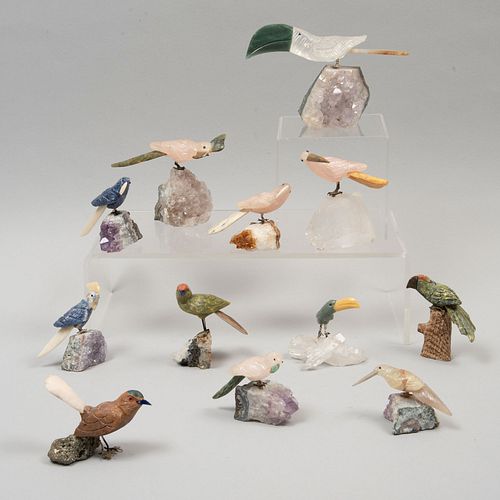 Lote de 12 aves decorativas. Diferentes orígenes, SXX. Elaboradas en piedra de cuarzo, lapizlazuli, amatista, otras.