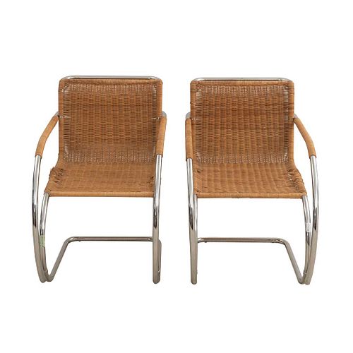 Par de sillones Cantilever. SXX. Diseño de Ludwig Mies van der Rohe. Estructura de metal cromado. Con resplados y asientos de mimbre.