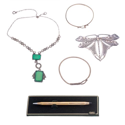 Bolígrafo Cross, prendedor vintage en forma de mariposa, dos pulseras y collar con simulantes color verde plata .925 y marquesitas.<...