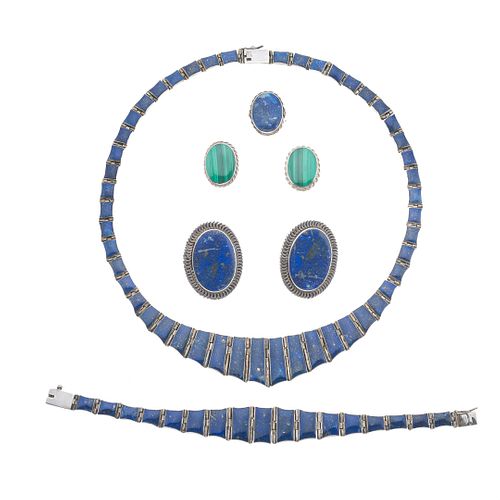 Dos collares, anillo, dos pares de aretes y dos pulseras con malaquita y lapislázulien plata .925. 64 mosaicos de malaquita.