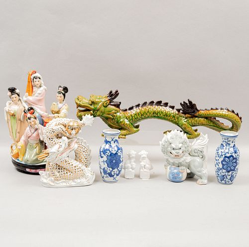 Lote de artículos orientales SXX. Elaborados en porcelana y cerámica. Consta de: 2 dragones, 2 jarrones miniatura, otros. Piezas: 8