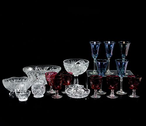 Lote de artículos de mesa. SXX. Elaborados en vidrio y cristal, algunos tipo Bohemia. Consta de: 11 copas y 6 depósitos. 17 cm altura