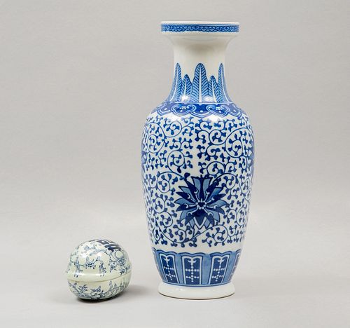 Lote de florero y huevo alhajero. Origen oriental, SXX. Elaborados en porcelana. Uno con sinograma. 30.5 cm de altura (mayor)
