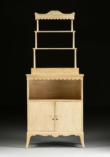A HOLLYWOOD REGENCY STYLE WHITE PICKLED WOOD ETAGÈRE CABINET, 20TH CENTURY, 