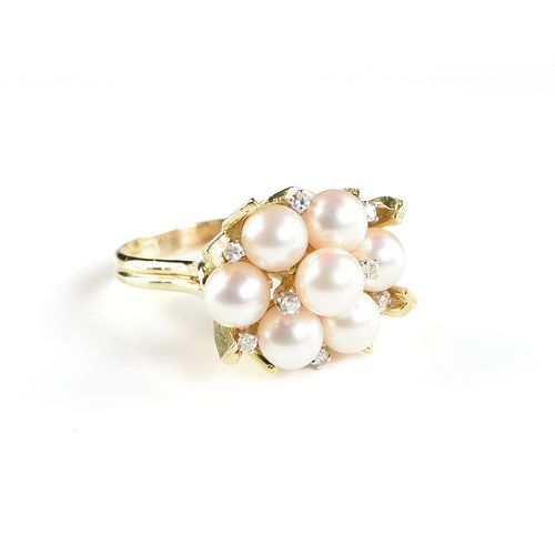 AN 18K YELLOW GOLD, PEARL AND DIAMOND RING,