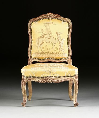 A LOUIS XV STYLE YELLOW SILK UPHOLSTERED AND PAINTED WOOD CHAISE, 19TH CENTURY,