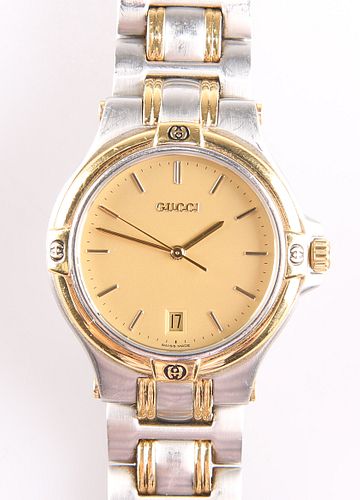 A GENTLEMAN'S GUCCI BRACELET WATCH,?circular champagne dial with gilt hands
