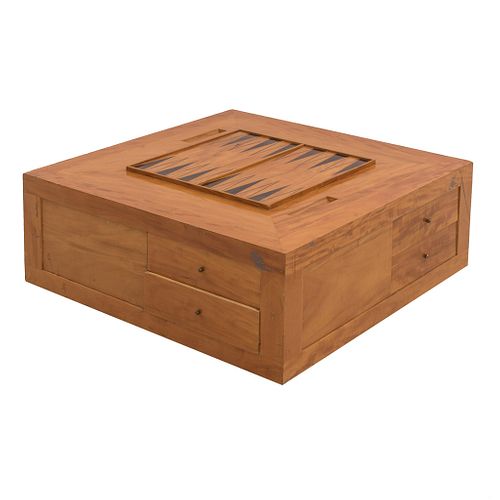 Mesa de backgammon. SXX. Elaborada en madera laqueada y enchapada. Cubierta con tablero, 8 cajones con tiradores tipo perilla.