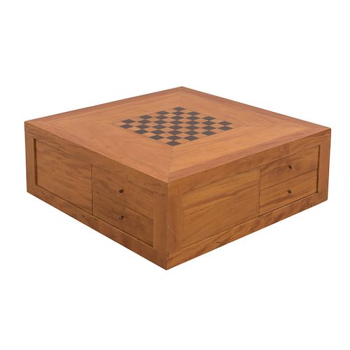 Mesa de ajedrez. SXX. Elaborada en madera laqueada y enchapada. Cubierta con tablero, 8 cajones con tiradores tipo perilla.