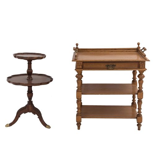 Mesa consola y mesa pastelera. SXX. Elaboradas en madera tallada y torneada. Pastelera a 3 niveles, cubiertas lobuladas.