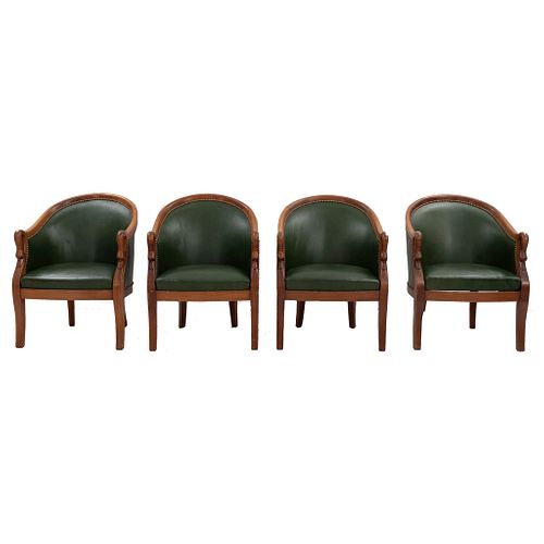 Lote de 4 sillones. Francia, siglo XX. Elaborados en madera con tapicería de piel color verde. Respaldos cerrados, asientos ac...