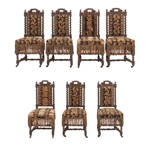 Lote de 7 sillas. Francia, SXX. Estilo Enrique II. Elaboradas en madera con tapicería de tela. Respaldos cerrados.