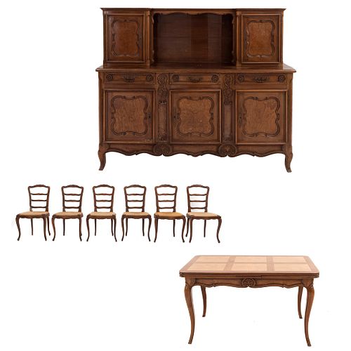 Comedor. Francia, SXX. Estilo Luis XV. Elaborado en madera de nogal. Consta de 6 sillas, buffet y mesa.