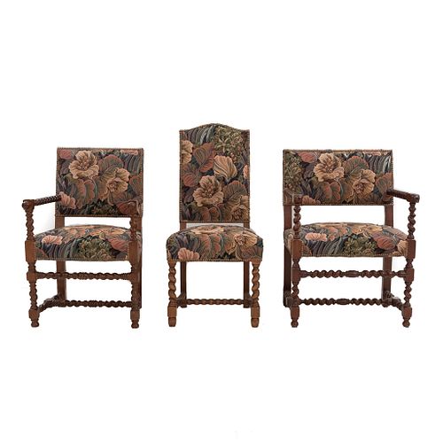 Lote de 2 sillones y una silla. Francia, SXX. Estructura en madera con tapicería de tela. Con respaldos cerrados asientos acojinados.