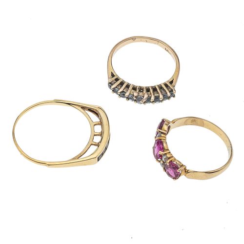 Tres anillos con zafiros, rubíes y diamantes en oro amarillo de 14k. 3 rubíes corte oval 0.90 ct. 8 zafiros corte princesa.