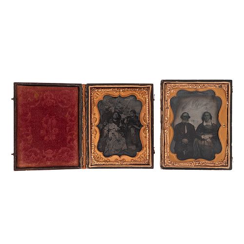Retratos de familia. Estudios, Finales del S. XIX.  Ambrotipos. En estuche de madera con marquillo dorado, uno sin tapa. Piezas: 2.
