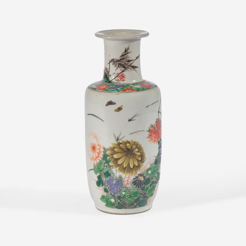 A small Chinese famille verte-decorated porcelain rouleau vase 五彩纸槌瓶 