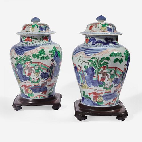 A pair of Chinese wucai decorated porcelain jars with covers 五彩带盖带底座大罐一对