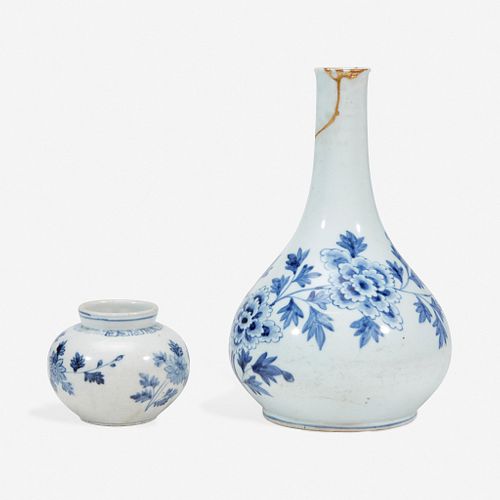 Two Korean blue and white porcelain vases 高丽青花瓷一组两件