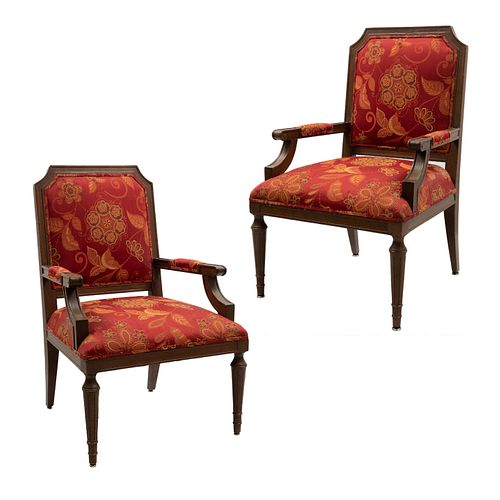 Par de sillones. Siglo XX. Estructura de madera. Con asientos y respaldo en tapicería de tela roja con motivos florales.