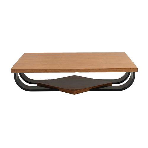 Mesa de centro. SXX. Estructura metálica. Con cubierta rectangular de madera, fustes curvos y chambrana romboidal. 41 x 169 x 97 cm