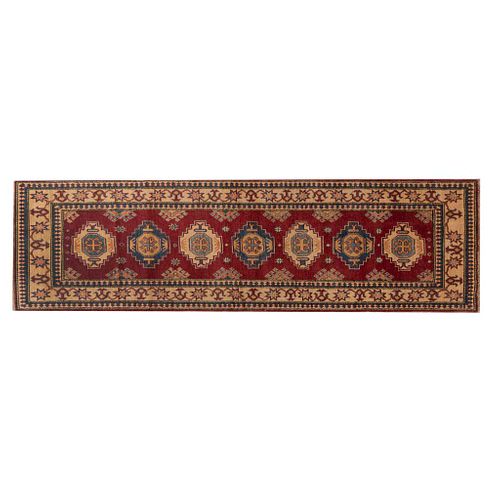 Tapete de pasillo. SXX. Estilo Kazak. Anudado a mano en fibras de lana. Decorado con elementos geométricos y florales. 292 x 84 cm
