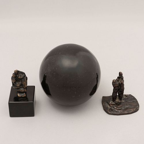 LORRAINE PINTO. Sin título. Firmadas. Una fechada 94. Elaboradas en mármol negro y bronce. 12 cm de altura (mayor, esfera).