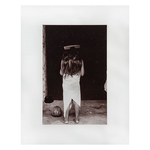 GRACIELA ITURBIDE. Chica con peine, Juchitan, México Ca. 1979. Fotograbado Impreso en España en 1986. Enmarcado. 25 x 17 cm.