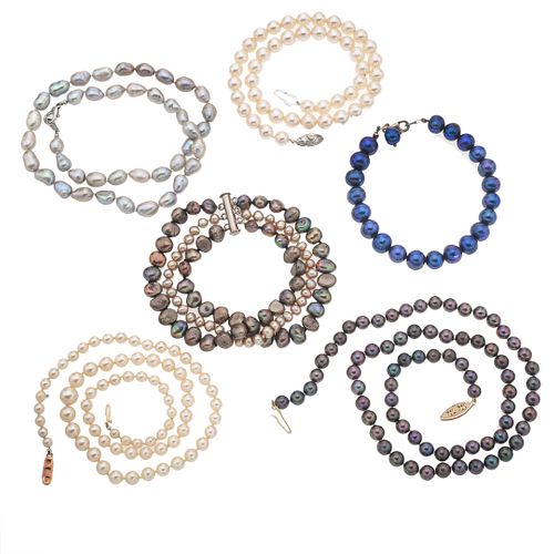 Cuatro collares y 2 pulseras con perlas cultivadas en color crema, gris, azul, café.