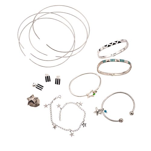 Dos gargantillas de aro, cuatro brazaletes, pulsera, anillo, pendiente y par de broqueles en plata .925. Peso: 123.4 g.
