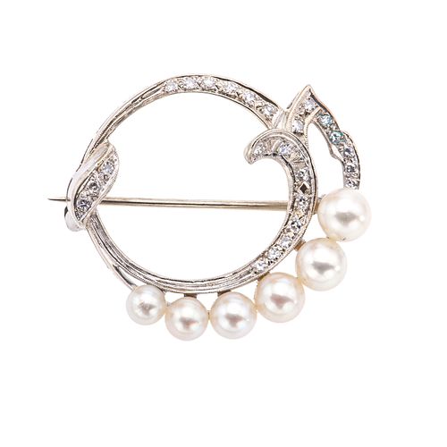 Prendedor vintage con perlas y diamantes en oro blanco de 14k. 6 perlas cultivadas color crema de 3 a 5 mm.