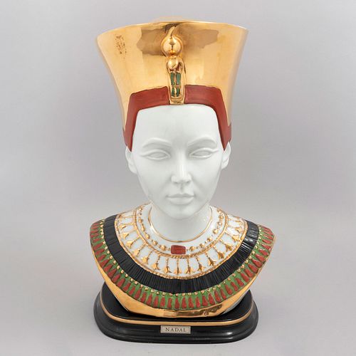 Busto de Nefertiti. España, sXX. Elaborado en porcelana Nadal. Serie 1814/2000. Base de madera laqueada color negro. 41 x 27 x 24 cm.