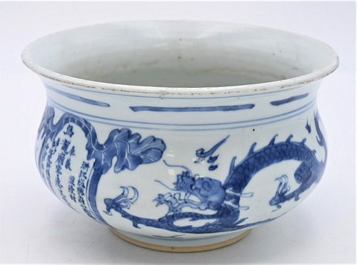 Chinese Blue and White Porcelain Zhadou
having blue painted four claw dragon on each side of the bowl with a panel having script
early Qing Dynasty
he