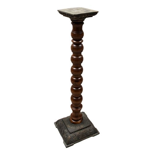 Columna. Italia, sXX. Elaborada en madera y metal plateado. Decorada con motivos abalaustrados, florales, vegetales y orgánicos. 96 cm