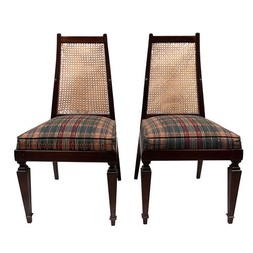 Par de sillas. SXX. Elaboradas en madera. Con asientos textiles, respaldos de bejuco y soportes con molduras.