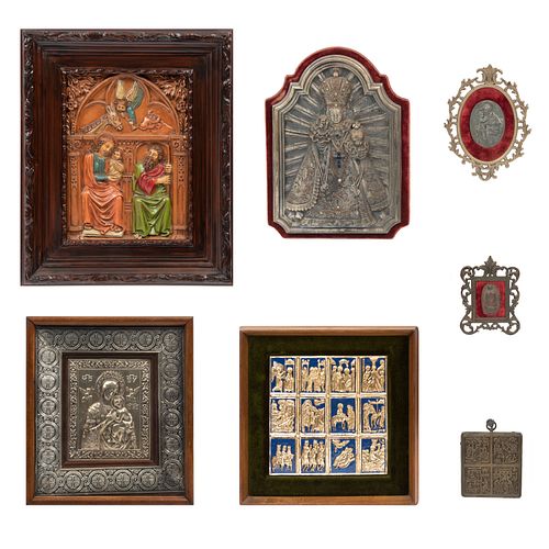 Lote de íconos e imágenes religiosas. SXX. Elaborados en madera tallada y policromada, metal y lámina repujada. Piezas: 7