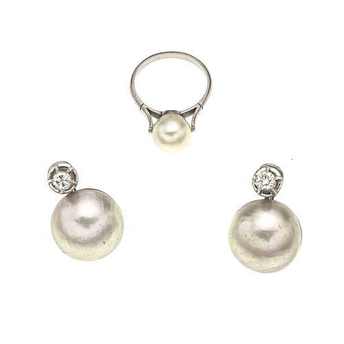 Anillo y par de aretes vintage con medias perlas y diamantes en plata paladio. 2 medias perlas color crema de 15 mm.