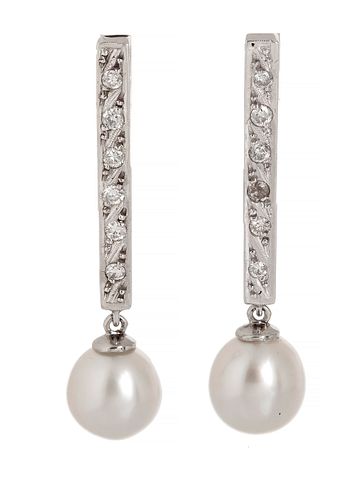 Pair of long bar earrings in 18 kts. white gold, with brilliant-cut diamonds set in plate with a total weight of 0.40 ctes