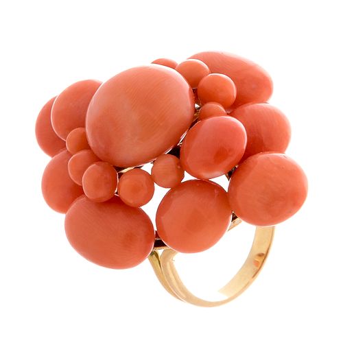Ring in 18kt yellow gold and coral cabochons. France, 19th century.