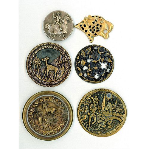 A SMALL CARD OF ASSORTED METAL DIV 1 & 3 ANIMAL BUTTONS