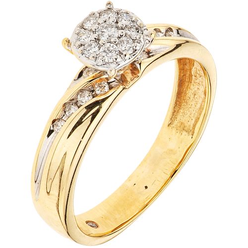 ANILLO CON DIAMANTES EN ORO AMARILLO DE 14K con diamantes corte brillante ~0.15 ct. Peso: 2.8 g. Talla: 6 ¼ | RING WITH DIAMONDS IN 14K YELLOW GOLD Br