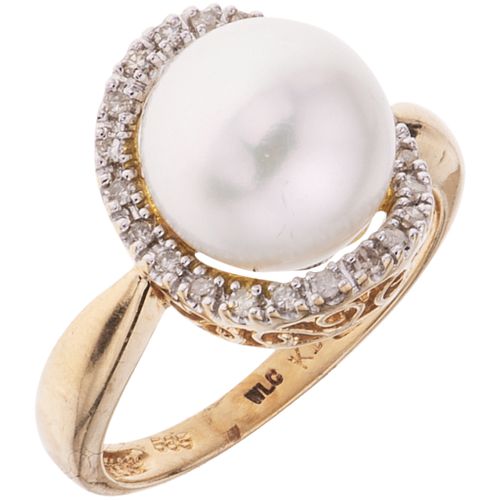 ANILLO CON DIAMANTES Y PERLA CULTIVADA EN ORO AMARILLO DE 14K con una perla blanca y diamantes corte 8x8  ~0.11 ct. Talla: 7 ½ | RING WITH DIAMONDS AN