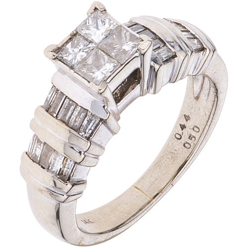 ANILLO CON DIAMANTES EN ORO BLANCO DE 14K con diamantes corte princess ~0.50 ct y diamantes corte baguette ~0.44 ct | RING WITH DIAMONDS IN 14K WHITE 