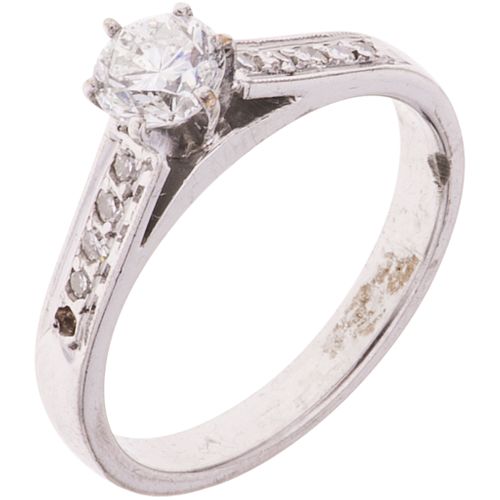 ANILLO CON DIAMANTES EN ORO BLANCO DE 10K con un diamante corte brillante ~0.40 ct Color: J-K y diamantes corte brillante ~0.04 ct | RING WITH DIAMOND