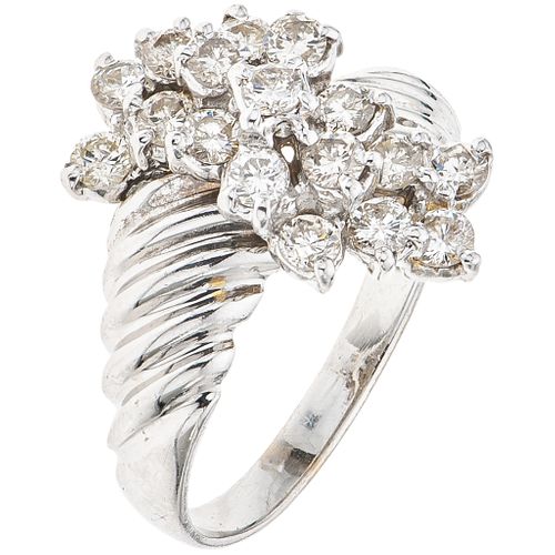 ANILLO CON DIAMANTES EN ORO BLANCO DE 14K con diamantes corte brillante  ~1.0 ct. Peso: 5.5 g. Talla: 9 | RING WITH DIAMONDS IN 14K WHITE GOLD Brillia