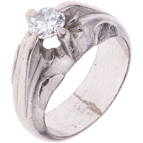 ANILLO CON DIAMANTE EN PLATA PALADIO con un diamante corte brillante ~0.95 ct Color: J-L Claridad: I1-I2 Peso: 15.1 g. Talla: 10 ¾ | RING WITH DIAMOND
